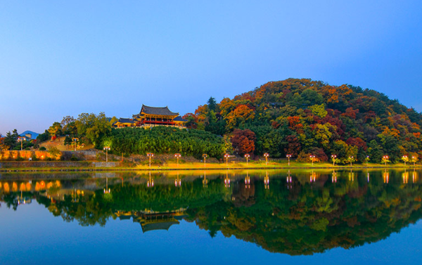 아랑의 전설을 담은 밀양의 대표 명소 영남루. 평양 부벽루, 진주 촉석루와 함께 조선의 3대 누각으로 꼽히며 2023년 보물에서 국보로 승격했다. (밀양시 제공)