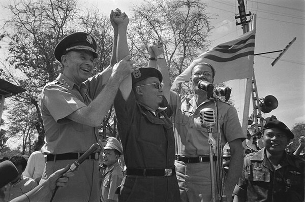 베트남에서 미국의 아킬레스건은 불안한 정치 상황이었다. 응오딘지엠 정부를 무너뜨린 쿠데타 세력의 일원 응우옌칸이 1964년 1월 다시 쿠데타를 일으켰다. 연이은 쿠데타에 존슨 정부는 좌절했지만, 대안이 없었다. 베트남을 방문해 응우옌칸을 치켜세우는 맥스웰 테일러 장군과 로버트 맥나마라 장관. (Photo by François Sully)