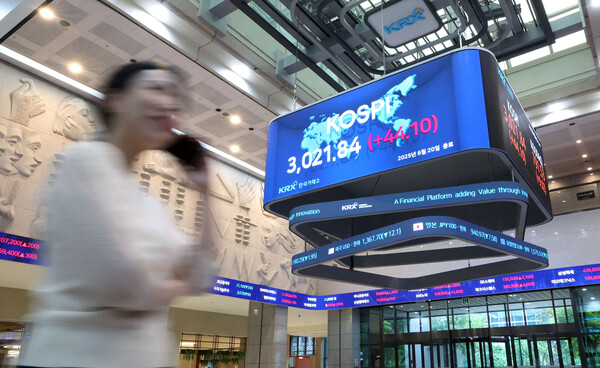 코스피가 20일 종가 3,021.84를 기록해 3년 6개월여 만에 3000선을 회복하고, 시가총액도 2472조 원으로 역대 최고치를 경신했다. 2025.6.20. [한국거래소 제공] 연합뉴스