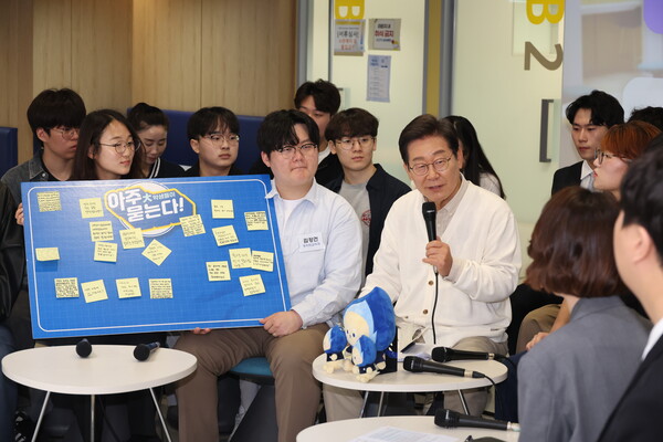 이재명 대통령이 대선 후보 때 경기 수원시 영통구 아주대학교 혁신공유라운지에서 청년 정책을 논의하기 위해 대학생들과 간담회를 하고 있다. 2025.5.26. 연합뉴스