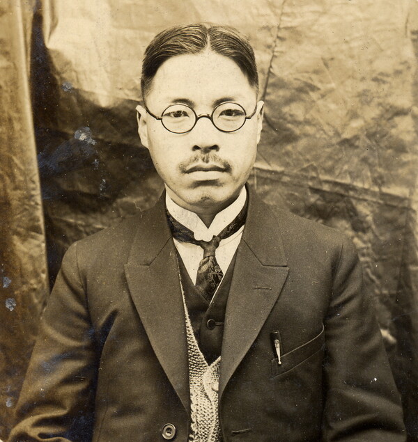 그림3) 민세 안재홍(1891.12.30.~1965.3.1.). 민세는 우리말 숫자 헤아림의 뜻에서 철학의 시원을 살폈다. 그 가운데 다섯 다사리의 뜻에서 민주주의를 찾아냈다. 그가 깊이 꿍꿍한 것은 다사리 공동체요, 다사리 국가론이었다.