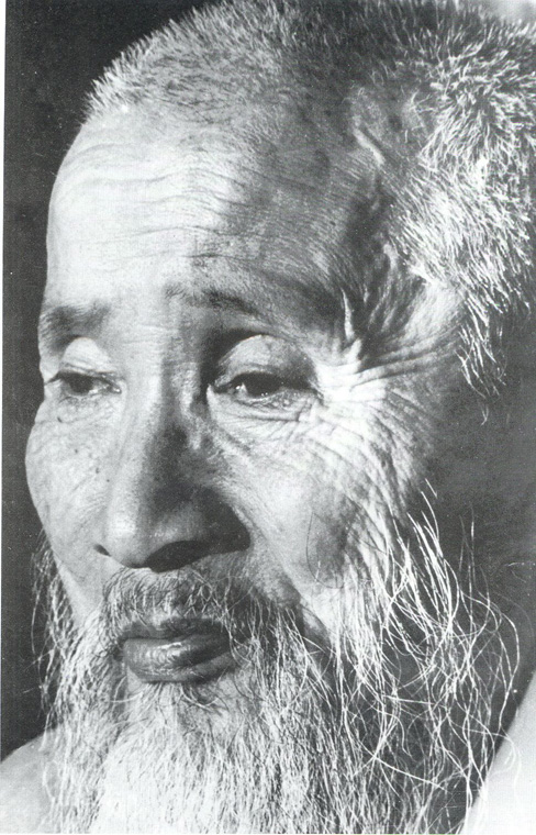 그림4) 다석 류영모(1890.3.13.~1981.2.3.). 다석은 우리말 수 헤임으로 「천부경」을 풀었다.