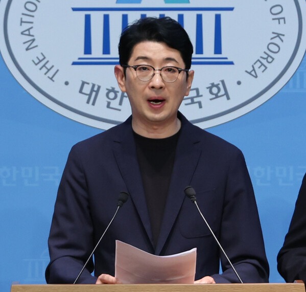 국무총리 인사청문특위 위원인 국민의힘 주진우 의원이 18일 서울 여의도 국회 소통관에서 김민석 후보자의 재산 의혹과 관련, 자금 출처를 밝힌 자료 제출을 요구하고 있다. 2025.6.18. 연합뉴스