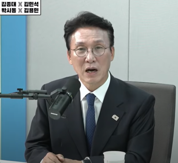 김민석 국무총리 후보자가 20일 유튜브 채널 '매불쇼'에 출연해 자신의 재산과 학위 등을 둘러싼 국민의힘 측의 각종 의혹 제기에 대해 소명하고 있다. 매불쇼 화면 갈무리