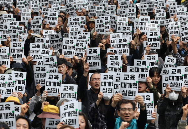 24일 서울 경복궁 영추문 앞에서 열린 전국교직원노동조합 창립 36주년 전국교사결의대회에서 참가자들이 교육 대개혁 실현 등의 구호를 외치고 있다. 2025.5.24. 연합뉴스