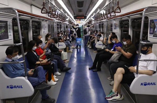 서울지하철 승객들이 스마트폰을 보고 있다. 2021.6.16 연합뉴스