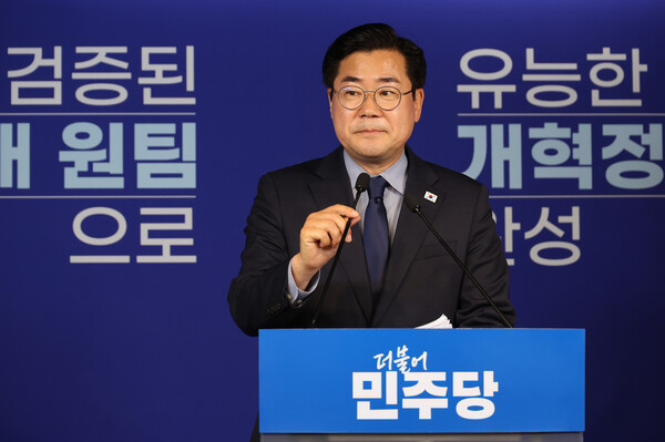 더불어민주당 박찬대 의원이 23일 서울 여의도 중앙당사에서 당 대표 선거 출마를 선언하기 앞서 단상에 올라 있다. 2025.6.23. 연합뉴스