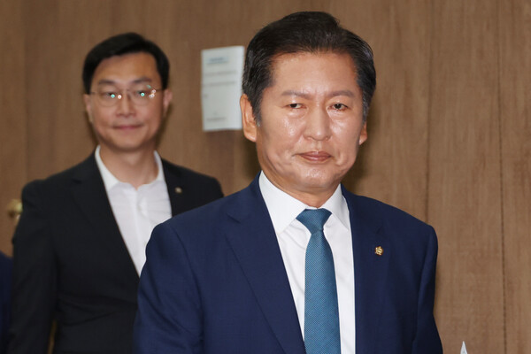 더불어민주당 정청래 의원이 15일 서울 여의도 국회 소통관에서 당대표 선거 출마 의사를 밝히기 위해 기자회견장으로 들어서고 있다.2025.6.15. 연합뉴스