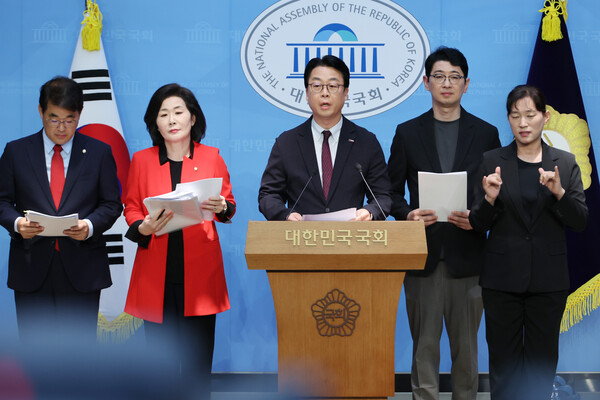 국민의힘 국무총리 인사청문특위 위원인 배준영·김희정·곽규택·주진우 의원이 23일 서울 여의도 국회 소통관에서 김민석 후보자의 자녀 특혜 의혹과 관련해 자진 사퇴를 촉구하는 기자회견을 하고 있다. 2025.6.23. 연합뉴스