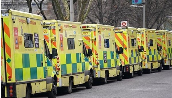 영국 런던 워털루에 위치한 런던 구급차 서비스 NHS 트러스트 관제실 밖에 주차된 구급차들. 잉글랜드에서 병상 배정을 기다리며 응급실(A&E)에서 매우 오랜 시간 대기한 결과, 매주 약 320명의 환자가 불필요하게 사망했을 수 있다는 주장이 제기됐다. 2025.5.15. 연합뉴스