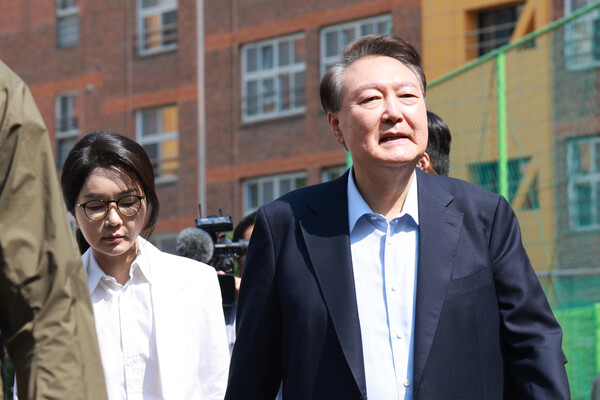 내란 우두머리 혐의를 받는 전직 대통ㄴ령 윤석열(65)과 그의 부인 김건희(53)가 21대 대통령 선거일인 3일 서울 서초구 원명초등학교에 마련된 서초4동 제3투표소에서 투표를 마친 뒤 차량으로 향하고 있다. 2025.6.3. 연합뉴스