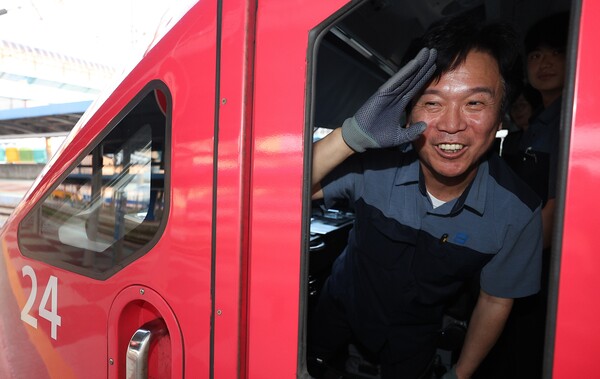 김영훈 고용노동부 장관 후보자가 23일 경북 김천역에서 ITX-마음 열차를 운행하기 위해 열차에 탑승해 배웅 나온 역무원에게 인사하고 있다. 김 후보자는 현직 한국철도공사(코레일) 기관사이며, 전 전국민주노동조합총연맹(민주노총) 위원장이다. 2025.6.23 연합뉴스