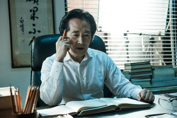 영화 '내부자들'에 등장하는 조국일보 이강희 논설주간. 인터넷 영화 장면 갈무리.