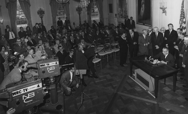 베트남에서 미국의 군사 행위와 관련해 행정부에 '백지수표'를 주었다고 평가받는 '통킹만 해결'(‘Gulf of Tonkin Resolution’)에 서명하는 존슨. 다음 해 봄, 미 해병이 다낭에 상륙한다. 베트남 전쟁은 미국의 전쟁으로 변하기 시작한다.  (US National Archives)