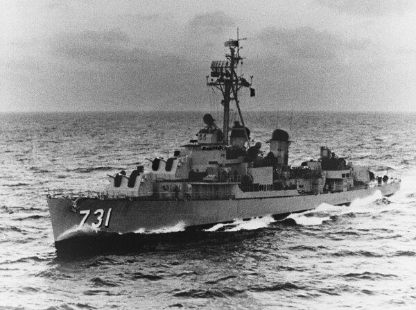 1964년 8월 통킹만 사건의 주역인 미 함선 매독스호(USS Maddox)의 모습. (US Navy Photo)