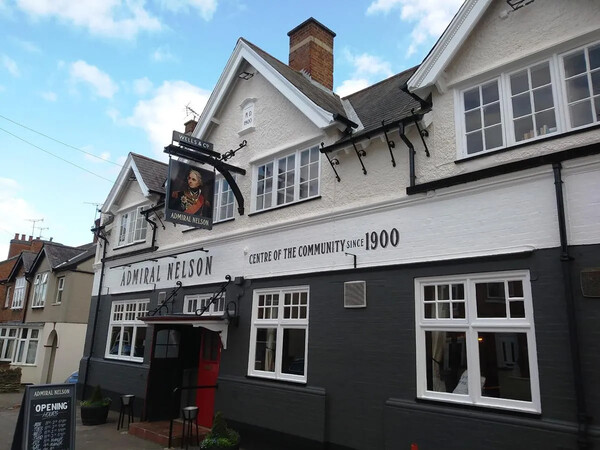 우리 동네에 있는 펍(선술집) 이름이 '넬슨 제독' 이다. 김성수 시민기자.