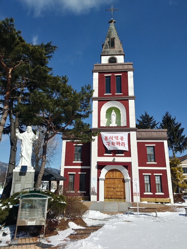 장수군 장계성당에 내걸렸던 '윤석열을 구속하라' 걸개. 농민들은 '농망장관, 내란장관'을 원하지 않는다.