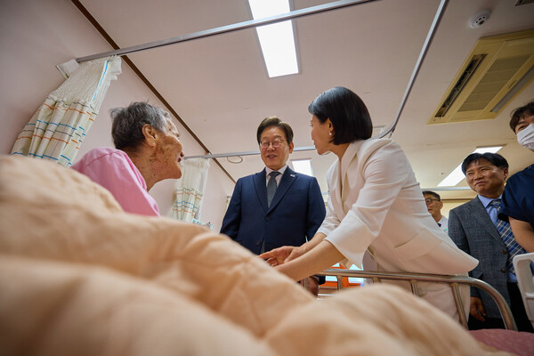 이재명 대통령과 김혜경 여사가 25일 전남 고흥군 국립소록도병원에서 한 환자를 위로하고 있다. 2025.6.25 [대통령실 제공] 연합뉴스