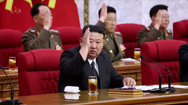 북한 김정은 국무위원장이 참석한 가운데 지난 21~ 23일 열린 노동당 중앙위원회 제8기 제12차 전원회의 확대회의에서 노동당 제9차 대회를 소집할 데 대한 결정이 일치가결됐다고 조선중앙TV가 24일 보도했다. [조선중앙TV화면] 2025.6.24 연합뉴스