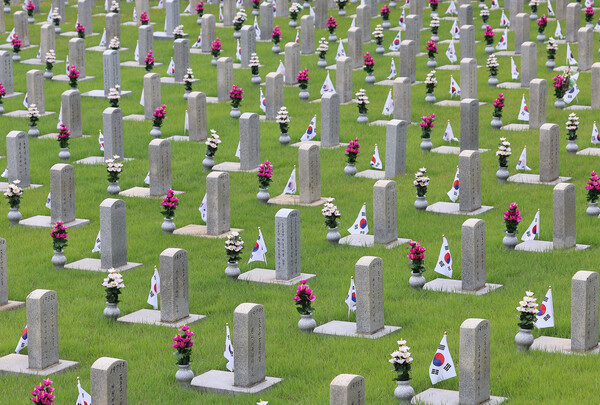  6·25 전쟁 75주년을 하루 앞둔 24일 서울 동작구 국립서울현충원 장병 묘역이 태극기와 조화로 가꾸어져 있다. 2025.6.24 연합뉴스