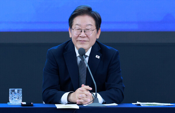 이재명 대통령이 25일 광주광역시 국립아시아문화전당에서 열린 '광주시민·전남도민 타운홀미팅'에서 참석자 발언을 듣고 있다. 2025.6.25 [대통령실통신사진기자단] 연합뉴스