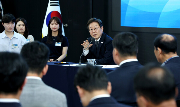 이재명 대통령이 25일 광주광역시 국립아시아문화전당에서 '광주시민·전남도민 타운홀미팅'을 하며 발언하고 있다. 2025.6.25 [대통령실통신사진기자단] 연합뉴스