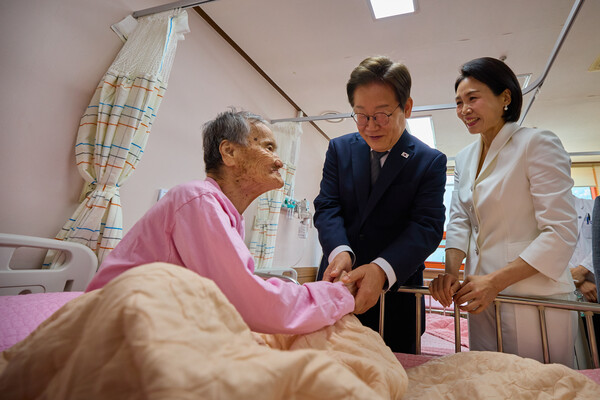 이재명 대통령과 김혜경 여사가 25일 전남 고흥군 국립소록도병원에서 한 환자를 위로하고 있다. 2025.6.25 [대통령실 제공. 재판매 및 DB 금지] 연합뉴스