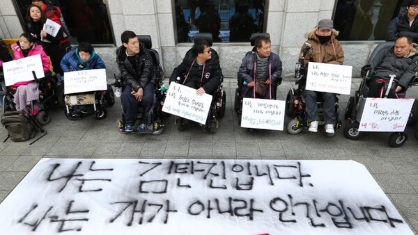 15일 오전 서울 서대문구 국민연금공단 충정로사옥 앞에서 열린 사회보장기본법 개정을 요구하는 한국판 '나, 다니엘 블레이크' 선언 행동. '나, 다니엘 블레이크'(2016)는 복지정책이 운영자 위주의 시스템으로 전락한 영국의 현실를 다룬 영화이다. 2017.2.15. 연합뉴스