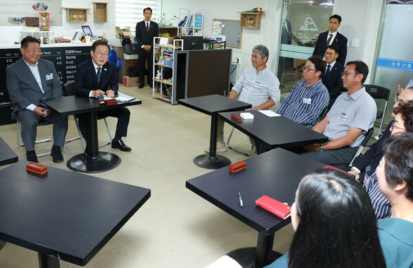 이재명 대통령이 13일 경기도 파주시 장단면 행정복지센터에서 접경지 주민 간담회를 하고 있다. 2025.6.13 [대통령통신사진기자단]  연합뉴스
