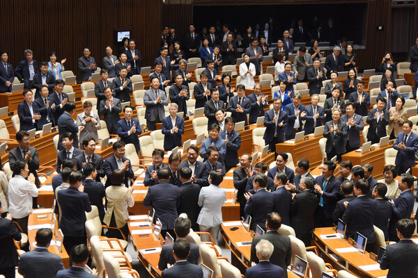 이재명 대통령이 26일 정부의 2차 추가경정예산안 제출과 관련한 첫 시정연설을 위해 서울 여의도 국회 본회의장에 입장하고 있다. 2025.6.26. 연합뉴스