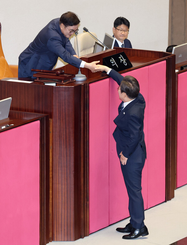 이재명 대통령이 26일 서울 여의도 국회 본회의장에서 정부의 2차 추가경정예산안 제출과 관련해 첫 시정연설을 마치고 우원식 국회의장과 악수를 하고 있다. 2025.6.26. 연합뉴스