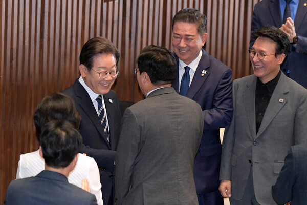 이재명 대통령이 26일 서울 여의도 국회 본회의장에서 정부의 2차 추가경정예산안 제출과 관련해 첫 시정연설을 위해 입장하며 더불어민주당 김병기 당대표 직무대행 겸 원내대표, 박찬대 의원, 김민석 국무총리 후보자 등과 인사를 하고 있다. 2025.6.26 [국회사진기자단] 연합뉴스