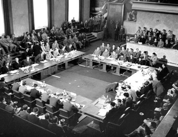 동남아조약기구 (SEATO: Southeast Asia Treaty Organization)는 1954년 제네바 조약에 의해 베트남이 북과 남으로 갈리면서 남베트남의 공산화를 저지하기 위한 목적으로 창설됐다. SEATO는 실제적 군사동맹이 아닌, 공동의 목표를 추구하는 국가들의 느슨한 연합체로서 베트남 전쟁에서 미국에 큰 도움이 되지 못했다. 사진은 1954년 제네바 회담 장면 (Public Domain)