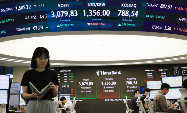27일 서울 중구 하나은행 본점에서 직원들이 증시와 환율을 모니터하고 있다. 코스피는 이날 개장 직후 3,080선 부근에서 보합세를 보이고 있다. 9시 2분 현재 코스피 지수는 전장보다 1.23포인트(0.04%) 내린 3,078.33이다. 2025.6.27 연합뉴스