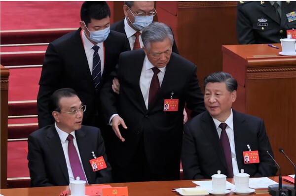 2022년 10월 제20차 중국공산당대회에서 시진핑 주석의 인사정책에 항의하다 인민대회당에서 끌려 나가는 후진타오 전 국가주석(오른쪽에서 두 번째)과 난처한 표정의 후진타오 주석과 리커청 당시 총리.    일본경제신문 5월 28일