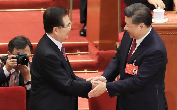 2017년 10월 제19차 중국공산당대회 퍠막일에 인민대회당에서 악수하는 시진핑 주석과 후딘타오 전 주석.  일본경제신문 5월 28일