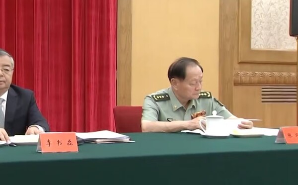 지난 13일 덩샤오핑과 함께 중국을 이끌었던 천윈 탄생 120년 기념 좌담회에 참석한 장여우샤 중앙군사위 부주석(오른쪽)    일본경제신문  6월 18일 