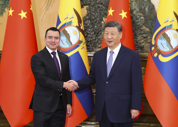 시진핑 중국 국가주석(오른쪽)이 2025년 6월 27일 중국 베이징 인민대회당에서 열린 회담에서 다니엘 노보아 에콰도르 대통령(왼쪽)과 악수하고 있다. 다니엘 노보아 대통령은 '여름 다보스'로 불리는 세계경제포럼(WEF)의 신흥 강국 연례 회의 참석을 위해 중국을 방문 중이다. 2025.6.27. EPA 신화 연합뉴스