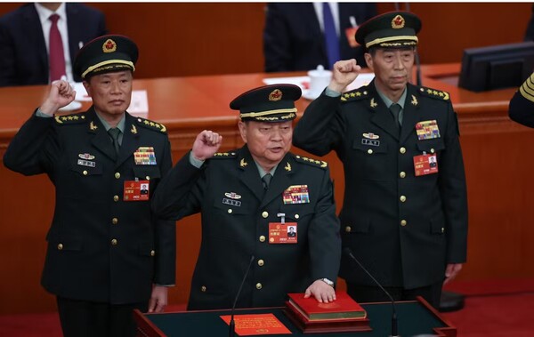 2023년 베이징 인민대회당에서 중앙군사위 부주석으로 뽑힌 장여우샤(중앙)와 허웨이둥(왼쪽), 그리고 국방장관에 임명된 리샹푸가 선서를 하고 있다..   시진핑이 발탁한 이들 중 허웨이둥과 리샹푸는 비리혐의 등으로 이미 실각했다.  일본경제신문  6월 18일
