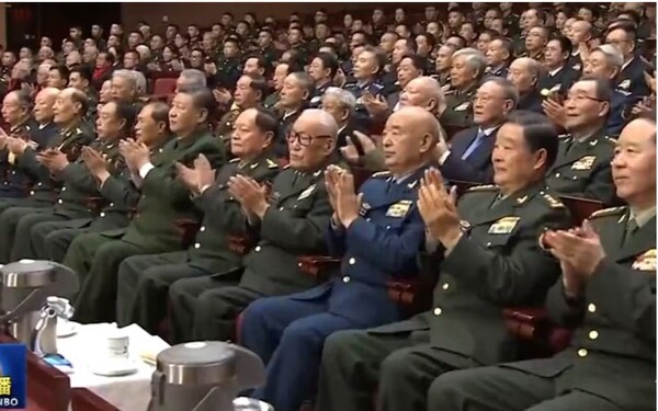 지난 1월 17일 열린 은퇴한 원로 군인들 위로회에 참석한 쉬치량(앞줄 오른쪽에서 세 번째).  일본경제신문 6월 4일