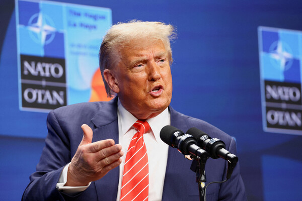도널드 트럼프 미 대통령이 네덜란드 헤이그에서 열린 나토 정상회의 프레스 컨퍼런스에서 연설하고 있다.  2025. 6. 25 로이터 연합뉴스