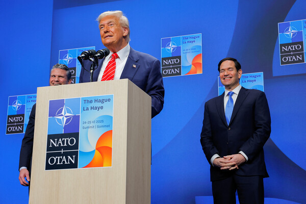 도널드 트럼프 미국 대통령이 25일 네덜란드 헤이그에서 열린 나토 정상회의에 참석해 기자회견을 갖고 있다. 트럼프의 왼편에는 마크 루비오 국무장관, 오른쪽엔 피트 헤그세스 국방장관이 서 있다. 2025. 06. 25 [로이터=연합뉴스]