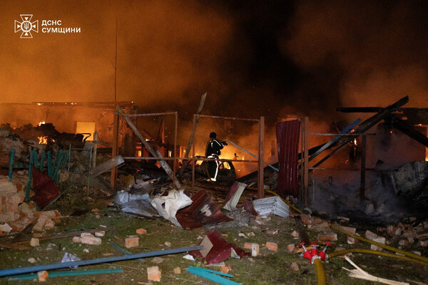 러시아의 드론 공격을 받은 우크라이나 수미 지역의 한 현장에서 구조대원이 수습 작업을 하고 있다. 2025. 06. 24 [로이터=연합뉴스]