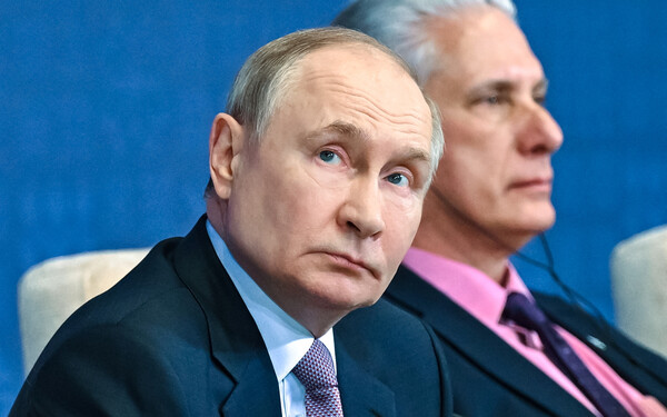 블라디미르 푸틴 러시아 대통령이 26일 벨라루스 민스크에서 열린 유라시아 경제 포럼 전체 회의에 참석하고 있다. 2025. 06. 26 [스푸트니크=로이터=연합뉴스]