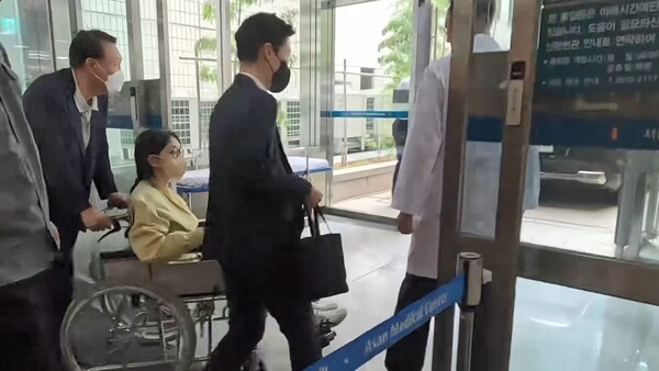 특별검사팀 출범을 앞두고 우울증 등 지병을 이유로 입원했던 김건희 씨가 27일 서울 송파구 서울아산병원에서 윤석열 전 대통령이 미는 휠체어에 탄 채 퇴원하고 있다. 2025.6.27. 연합뉴스