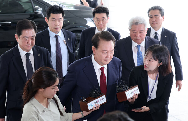 윤석열 전 대통령이 28일 피의자 신분으로 내란특검 조사를 받기 위해 변호인들과 함께 서울 서초구 서울고검 청사로 출석하고 있다. 2025.6.28 [공동취재] 연합뉴스