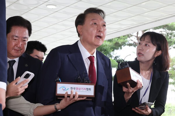 윤석열 전 대통령이 28일 피의자 신분으로 내란특검 조사를 받기 위해 서울 서초구 서울고검 청사로 출석하고 있다. 2025.6.28. 연합뉴스