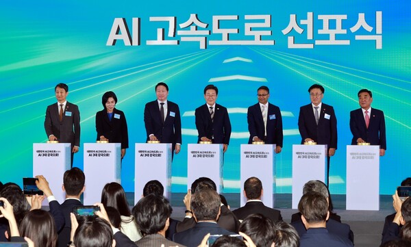 이재명 대통령이 20일 울산전시컨벤션센터에서 열린 울산 인공지능(AI) 데이터 센터 출범식에서 참석자들과 함께 기념 세리머니에 참여하고 있다. 2025.6.20. 연합뉴스