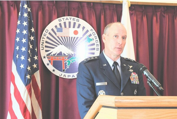 지난 2024년 10월 8일, 일본 요코다 미 공군기지에서 열린 임무 교대식에서 연설하는 스티븐 조스트 신임 주일 미군사령관 겸 미 제5공군 사령관(중장).    아사히신문 6월 27일