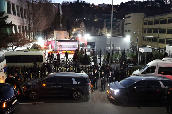 지난 1월 3일 당시 윤석열 대통령에 대한 체포영장을 집행하기 위해 나선 고위공직자범죄수사처 수사관들을 태운 차량이 서울 용산구 한남동 대통령 관저 입구에 도착해 대기하고 있다. 2025.1.3 연합뉴스